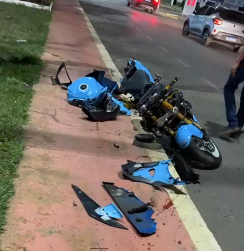 Em uma motocicleta de alta velocidade homem sofre acidente e é resgatado pelo SAMU