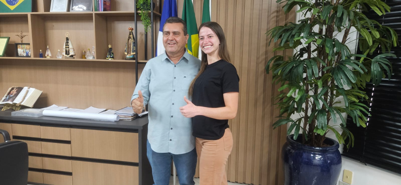 Prefeito recebe Miss Primavera do Leste em seu gabinete