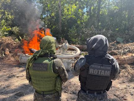 Polícia destrói maquinário encontrado em garimpo ilegal