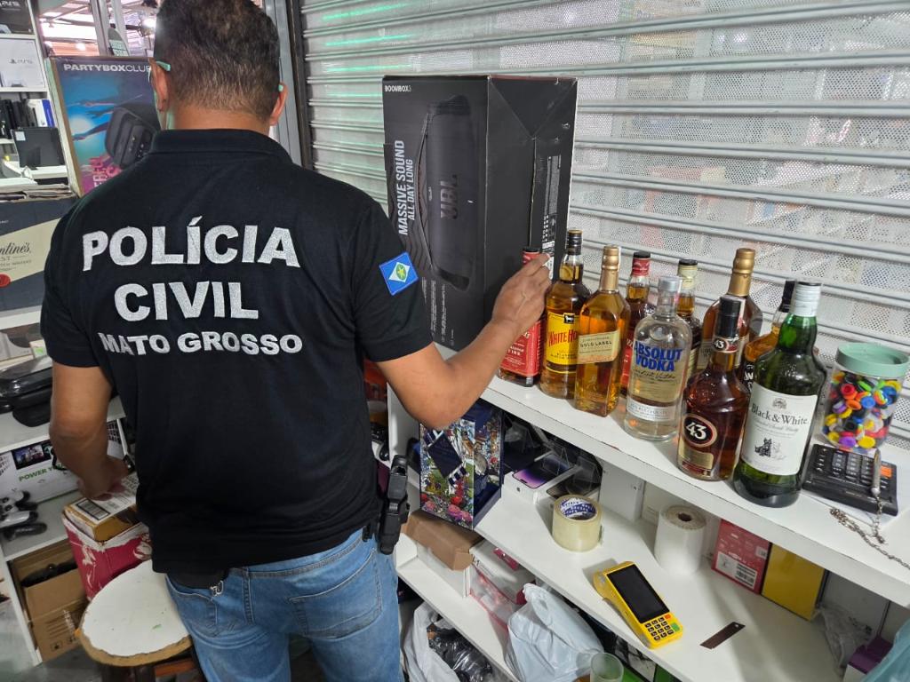 Polícia Civil apreende 444 garrafas de bebidas destiladas falsificadas no Shopping Popular em Cuiabá