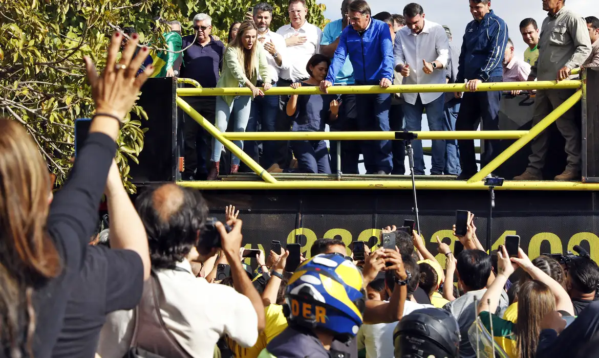 Motociata com presença de Bolsonaro em Brasília tem faixa em apoio a Trump… - Veja mais em https://noticias.uol.com.br/politica/ultimas-noticias/2025/07/29/motociata-bolsonaro-brasilia-alexandre-moraes.htm?cmpid=copiaecola