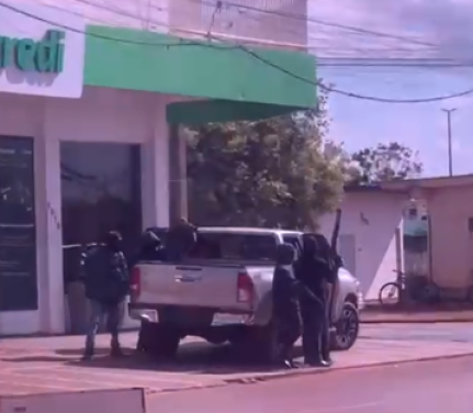 Quadrilha armada invade banco e foge com reféns em MT