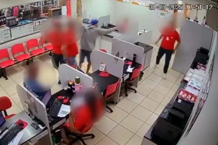 Câmera flagra ladrões rendendo funcionários e roubando loja