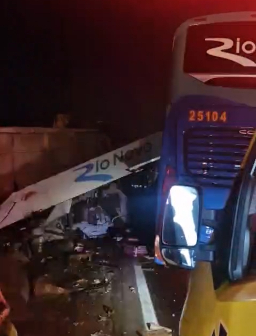 Grave acidente entre carreta e ônibus deixa 11 mortos e dezena de feridos na BR-163