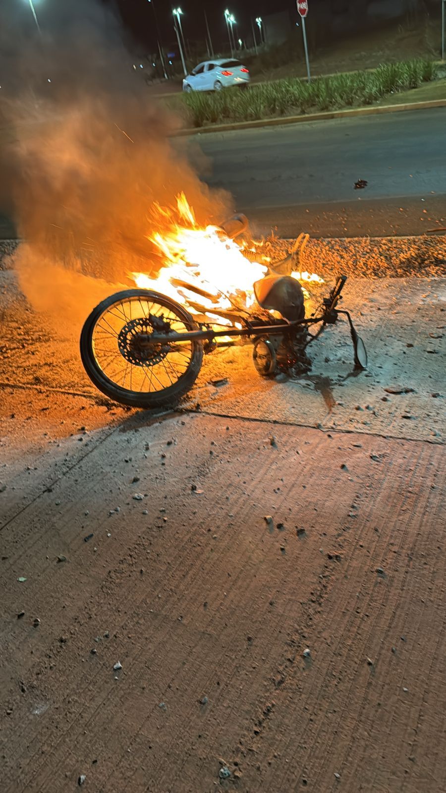 Motocicleta pega fogo após acidente em via pública no Jardim Europa