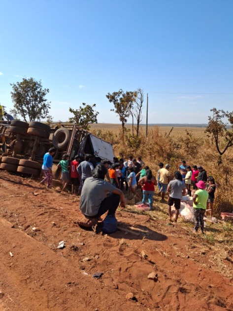 Caminhão da Qualisui tomba na BR-070 e carga é saqueada por indígenas causando prejuízo de R$ 200 mil