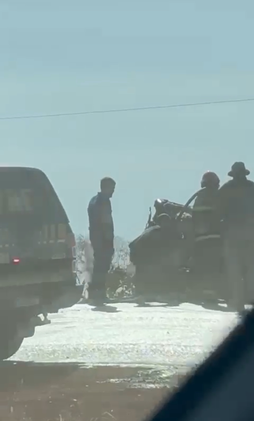 Condutor morre carbonizado após tombamento e incêndio de carreta na BR-070