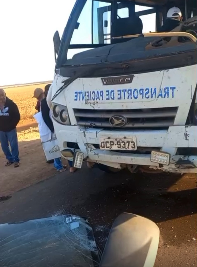 Microônibus da Saúde de Paranatinga se envolve em acidente na MT-130