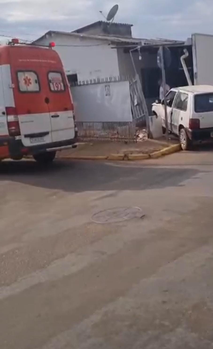 Carro invade muro de residência após acidente em Primavera do Leste