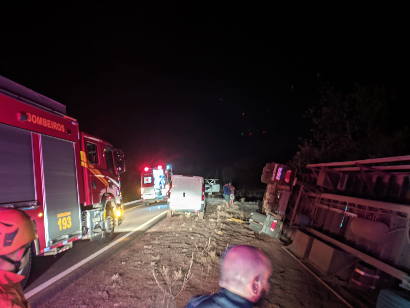 Tombamento de carreta deixa motorista gravemente ferido na BR-070, em Primavera do Leste
