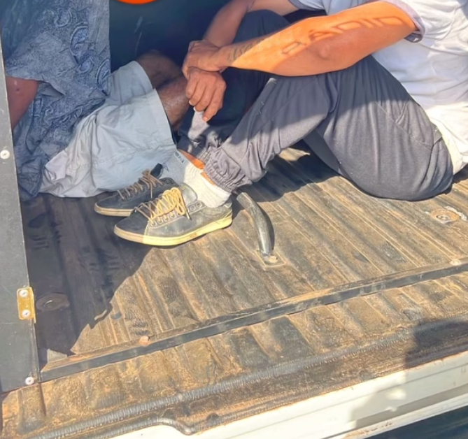 Polícia conduz dois homens por importunação em frente às escolas em Primavera do Leste