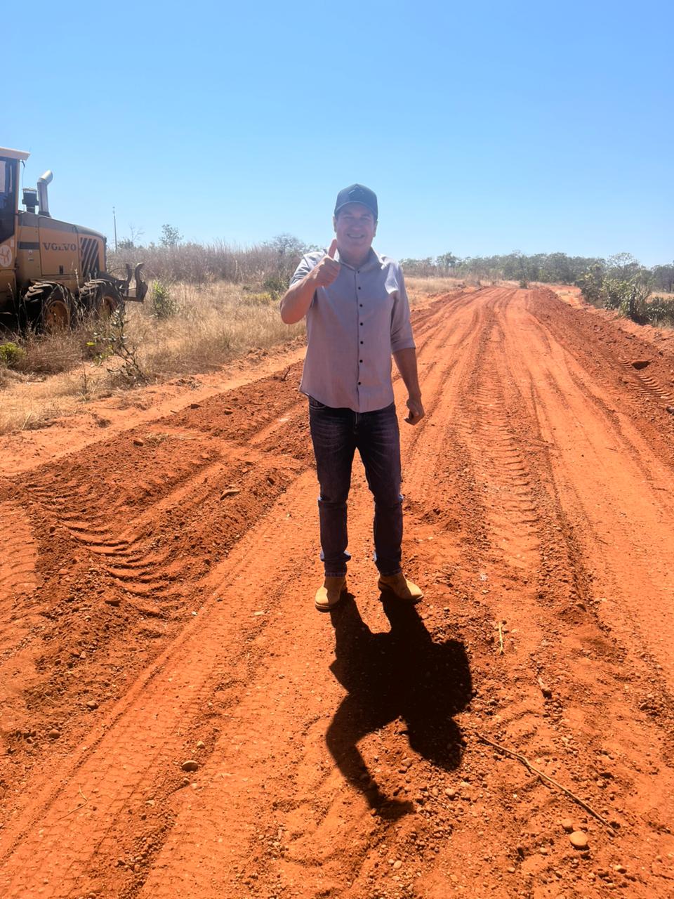 Vereador Baiano das Alminhas acompanha obras de restauração de estradas na região