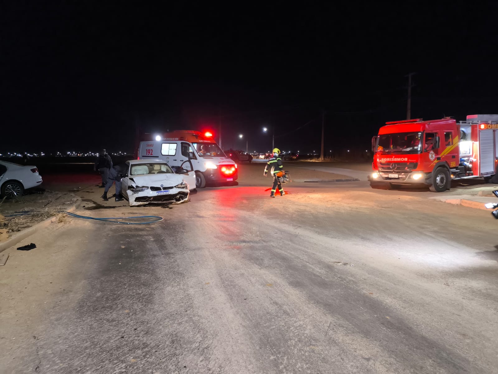 Grave acidente entre dois carros deixa motorista preso às ferragens em Primavera do Leste 
