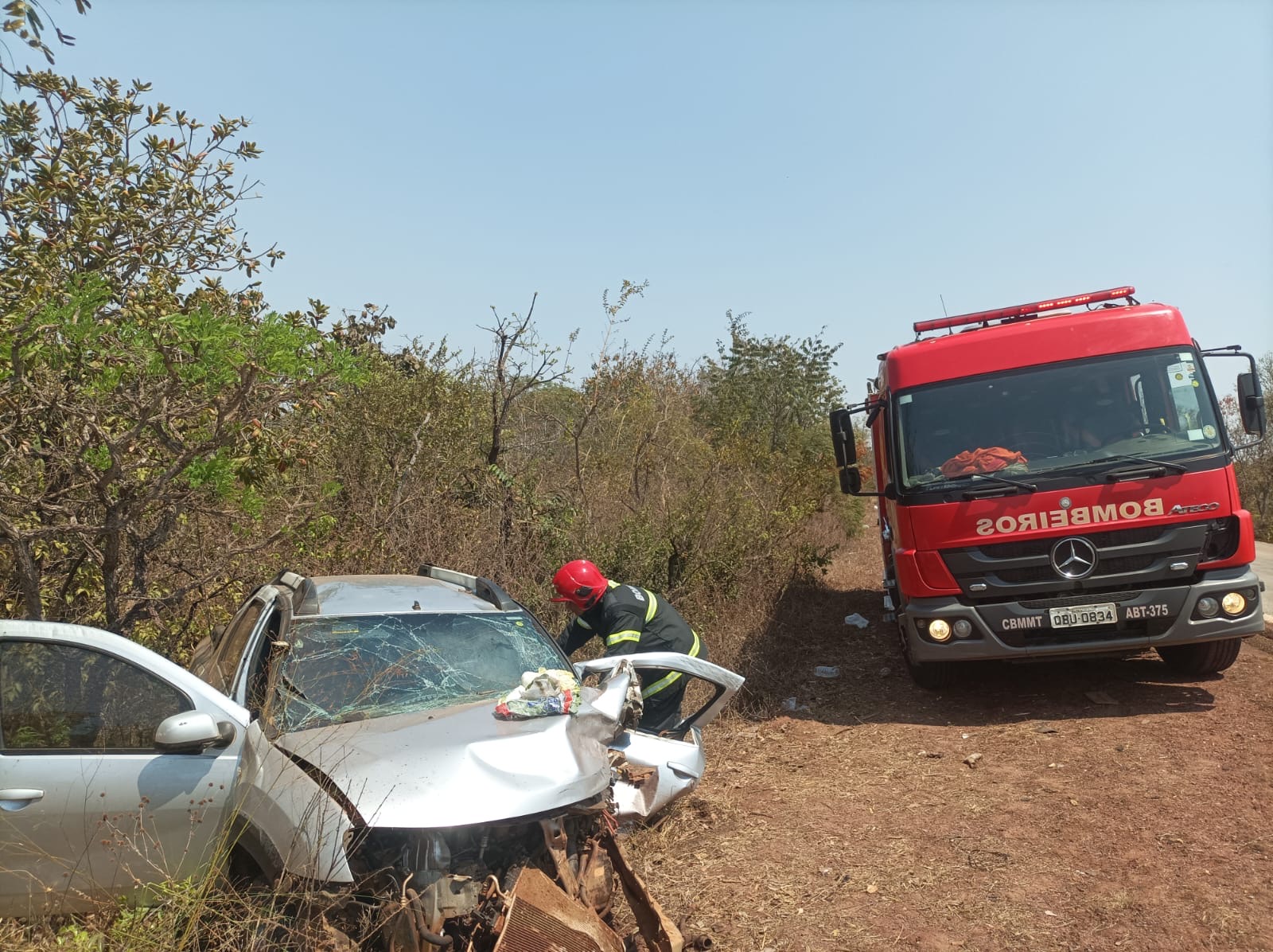 Acidente entre dois carros mobilizados Bombeiros, SAMU e PRF na BR-070 