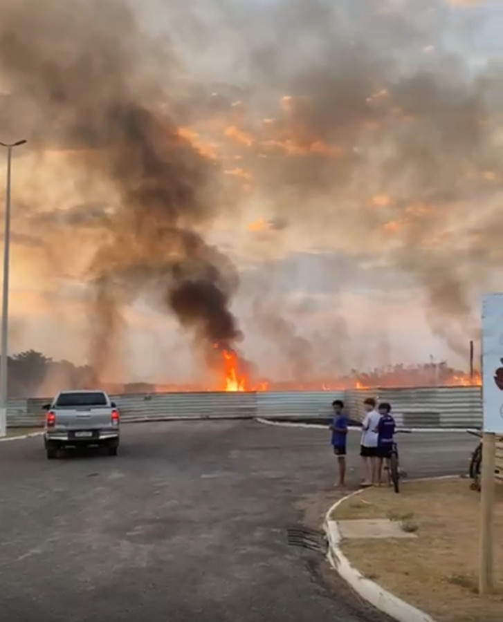 Bombeiros combate incêndio em vegetação próximo ao condomínio Reserva da Mata em Primavera do Leste