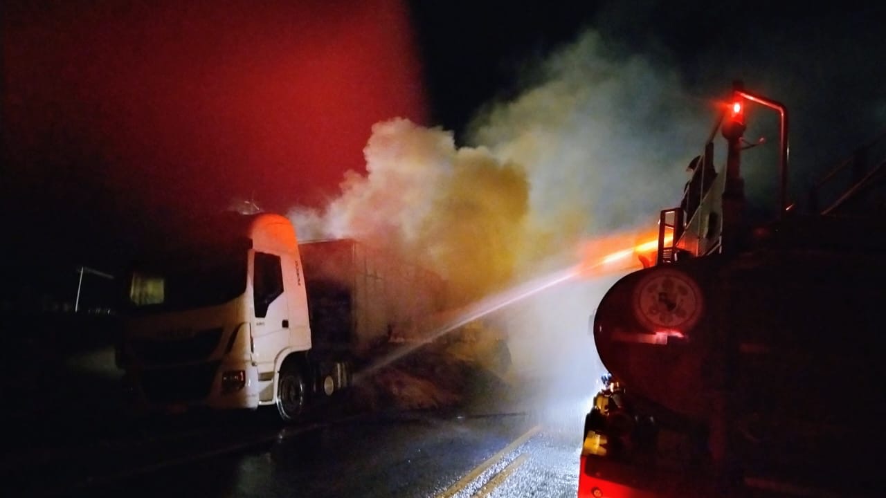 Corpo de Bombeiros combate incêndio em carreta carregada de soja na MT-130, em Primavera do Leste