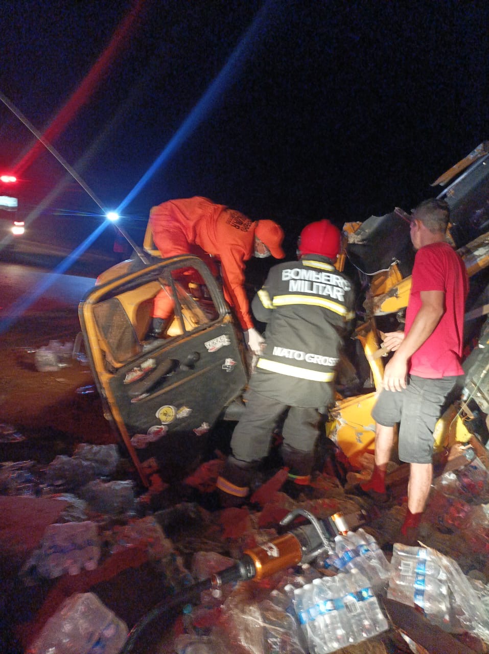 Acidente deixa motorista preso às ferragens na BR-070 em Primavera do Leste