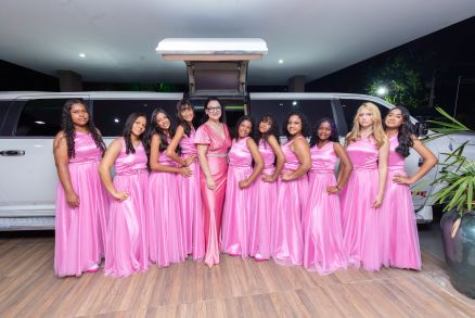 Primeira-dama celebra baile das debutantes do Siminina com emoção e chegada de limousine