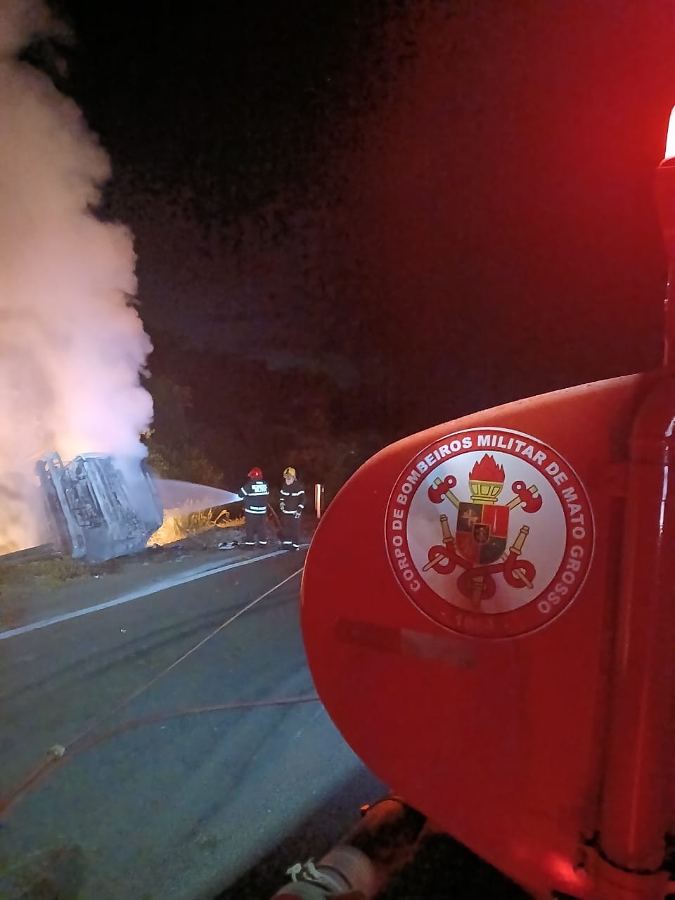 Grave acidente com carreta provoca incêndio e deixa uma vítima fatal na MT-130