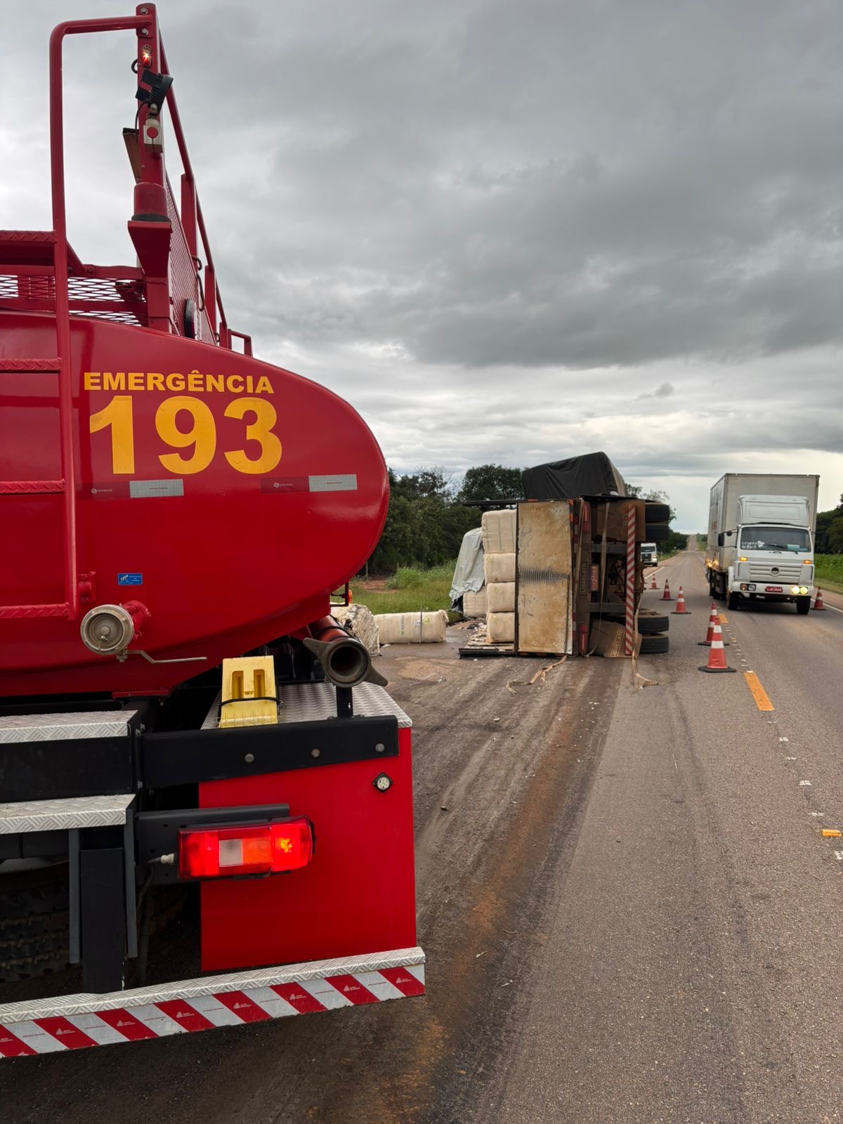 Carreta bitrem tomba e parte da carga pega fogo na MT-130 em Primavera do Leste