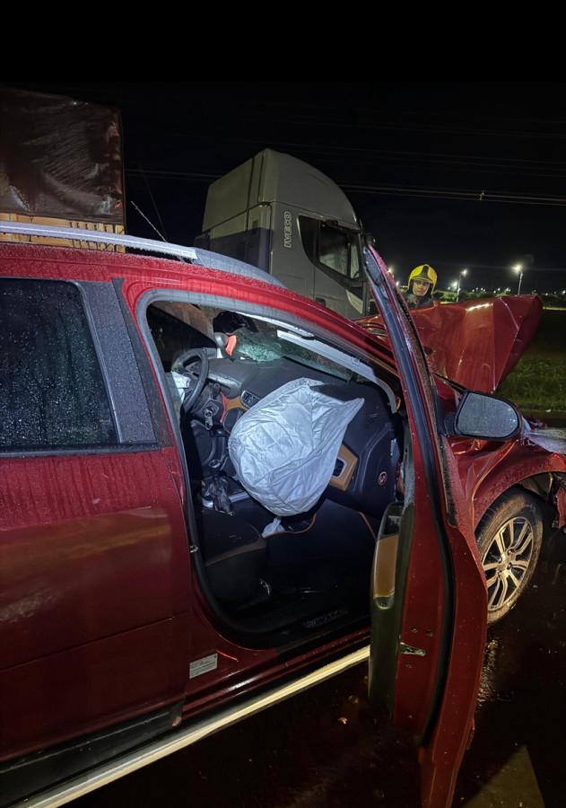 Bombeiros combatem princípio de incêndio após acidente entre carro e caminhão na MT-130
