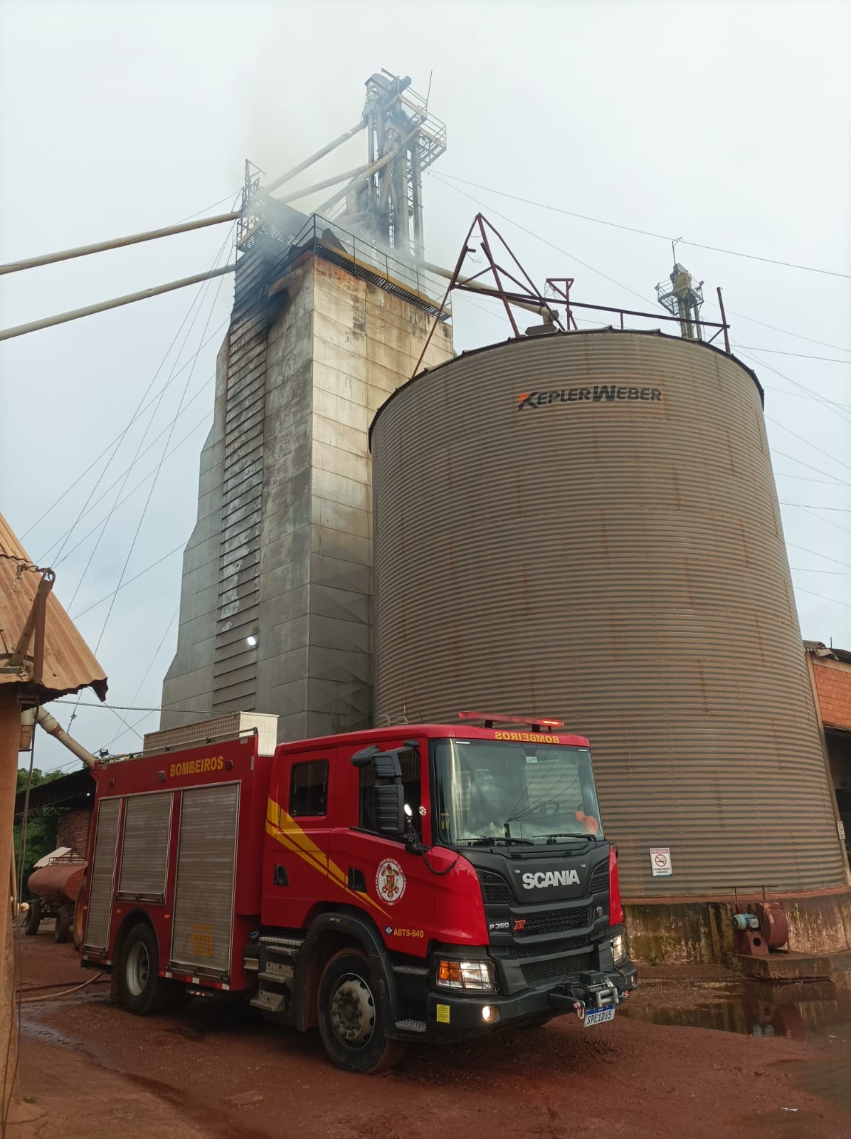  Incêndio em secador de grãos mobiliza bombeiros por oito horas em General Carneiro