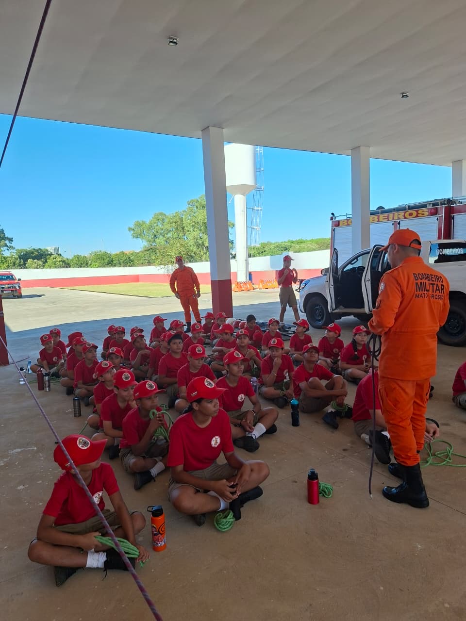 Bombeiros realizam instrução com crianças em projeto social em Primavera do Leste